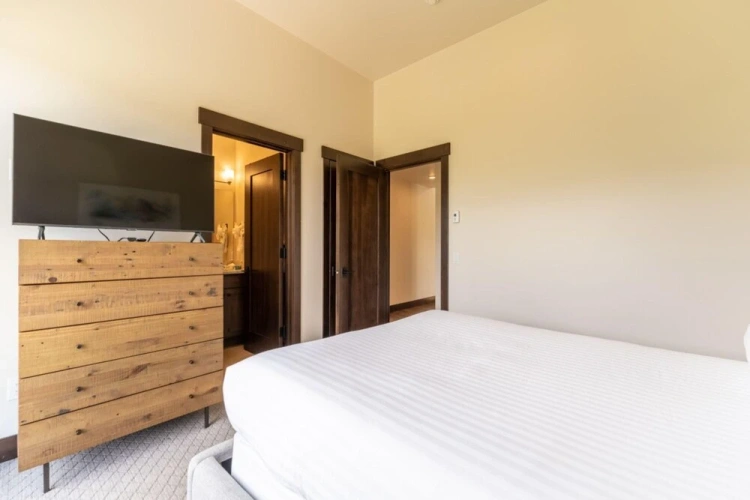5 Bedrooms Cottage