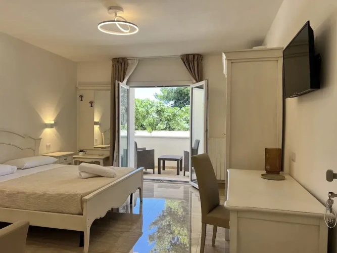 Classic Triple room with garden view