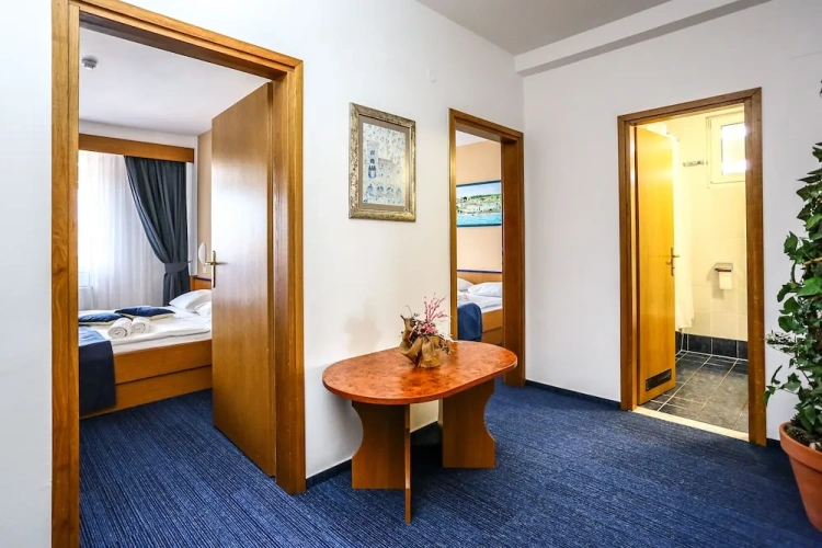 2 Bedrooms Standard Family room with balcony