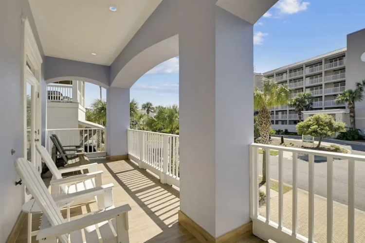 Paradise Pointe - Gorgeous 4 BR home with pool by RedAwning
