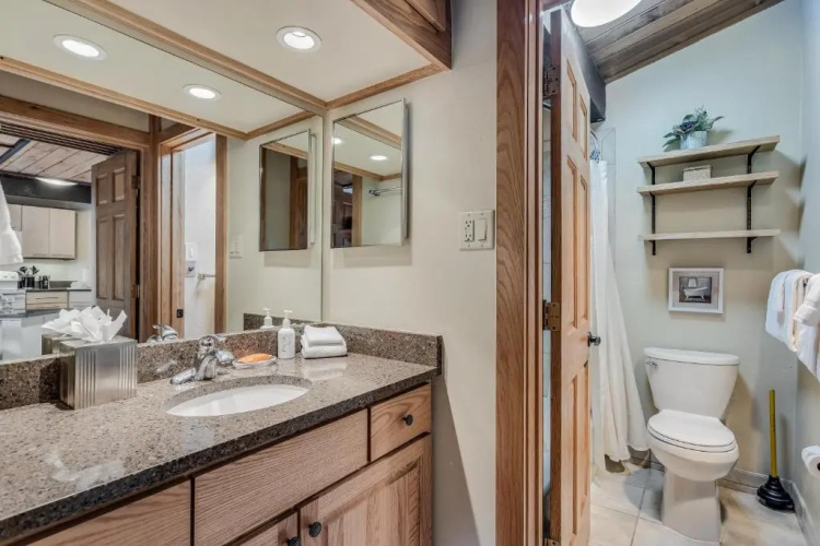 Laurelwood Condominiums Studio Premier Unit 308