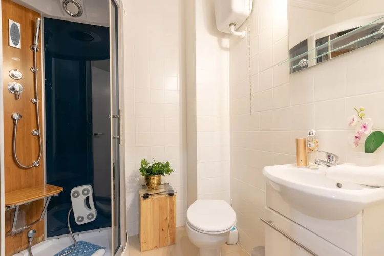 City Hall II apartment by Aston Rentals