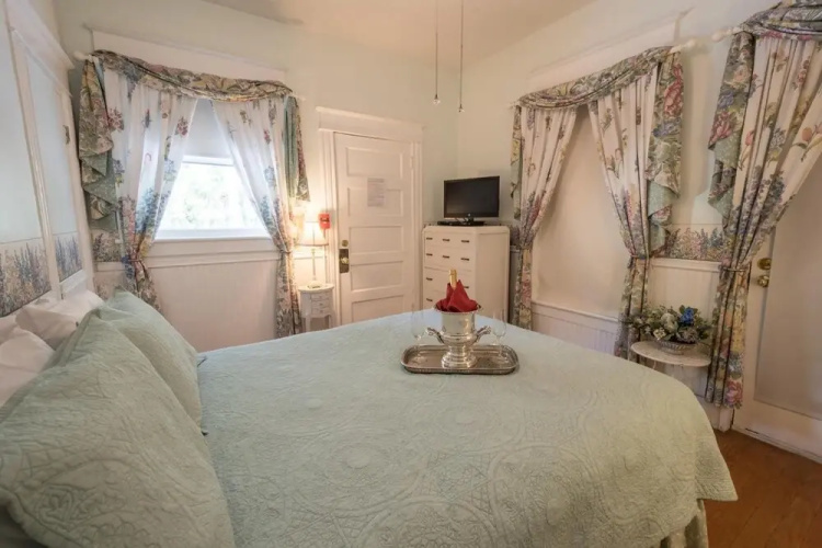Southern Wind Inn Bed & Breakfast