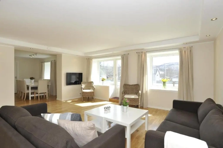 4 Bedrooms Apartment