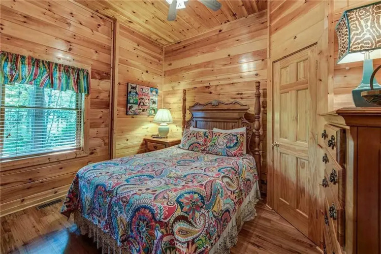 Holly Berry 4 Bedroom Home with Hot Tub