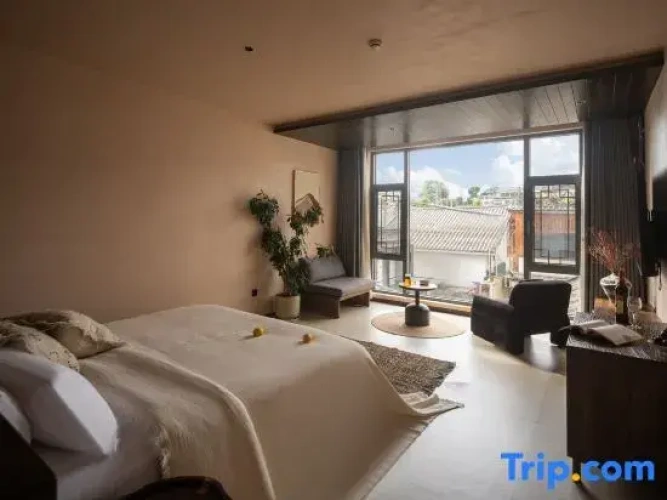 Suite with mountain view