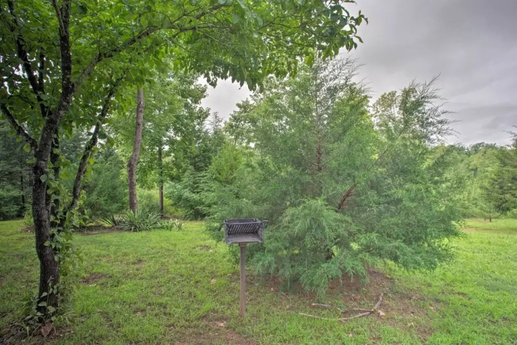Near Winter Trails! Rustic Cabin in Mill Spring