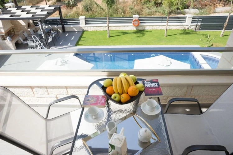 4 Bedrooms Villa