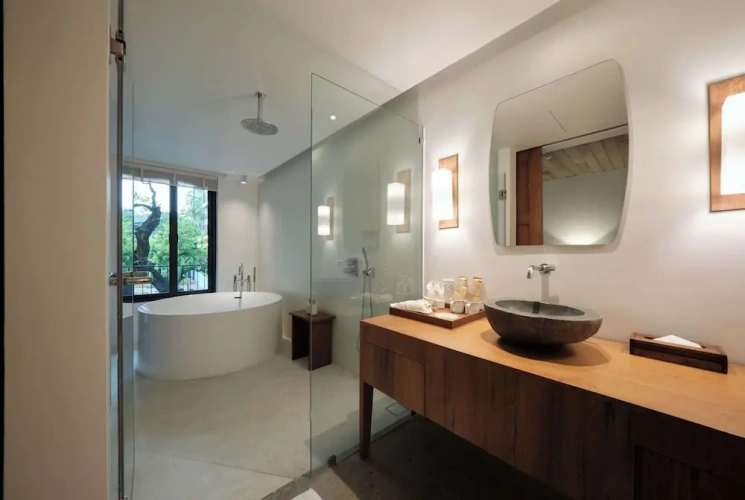 Deluxe Double room with balcony and with courtyard view