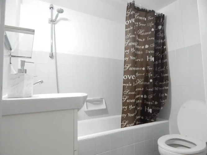 2 Bed Flat - Sleeps 4 - Pets - Parking - Wifi