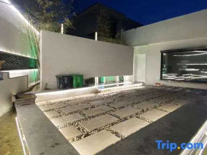 Travel Courtyard