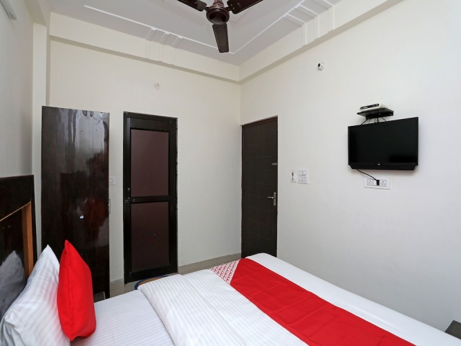 OYO 16815 Hotel Suresha