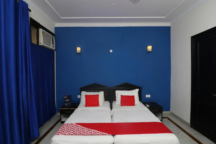 Golden Cafe by OYO Rooms