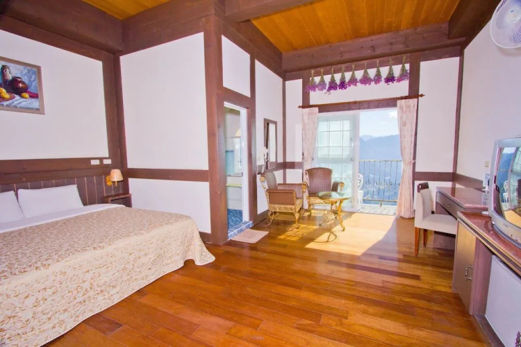 Maple Leaf Holiday Villa