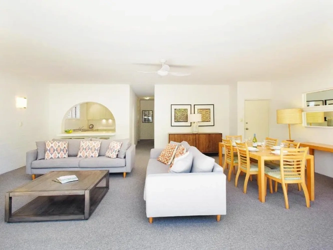 2 Bedrooms Quadruple Apartment with garden view