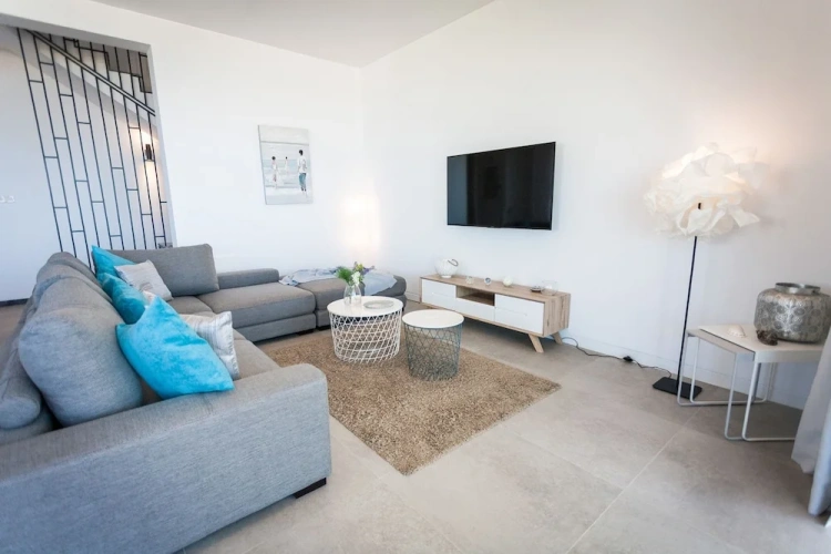 6 Bedrooms Villa