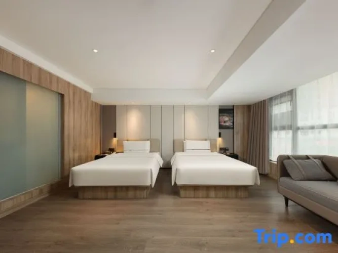 Standard Twin Family room with street view