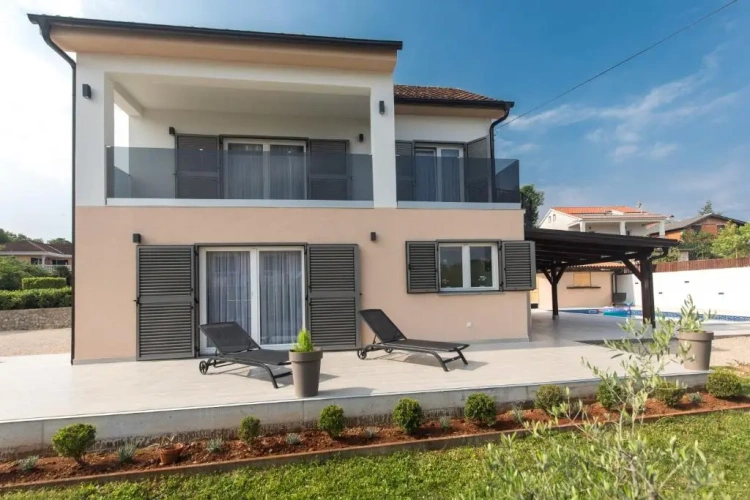4 Bedrooms Villa