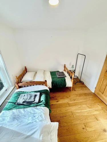 2 Bed House - Sleeps 4 - Parking - Wifi