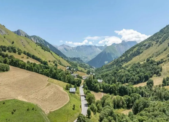 Mountain-view Apartment for 6 Guests