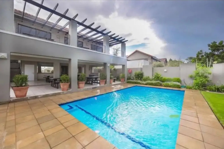 2 Bed Flat - Sleeps 4 - Pool - Garden - Parking