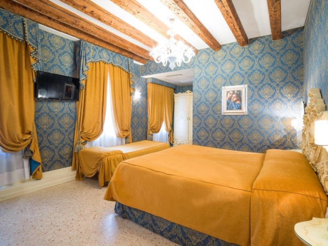 Standard Triple room