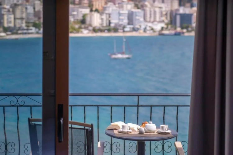 Standard Triple room with sea view