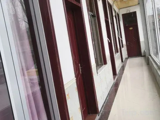 Pingyi Liangshi Supermarket Hotel