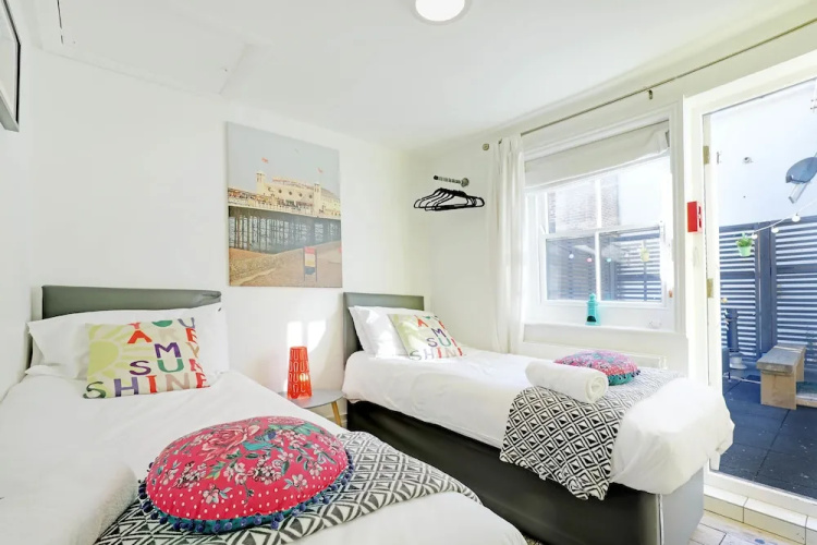 Brighton Getaways - Sunny Cottage