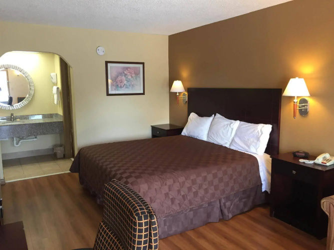 Deluxe Inn and Suites