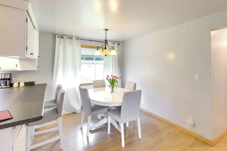 Bright Algoma Home 1 Mi to Lake Michigan!