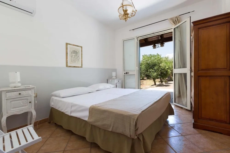 5 Bedrooms Villa