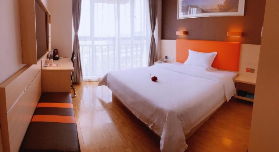 Standard Twin room with street view