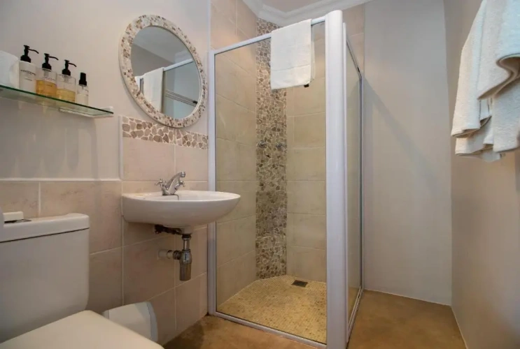 Standard Twin room with partial sea view