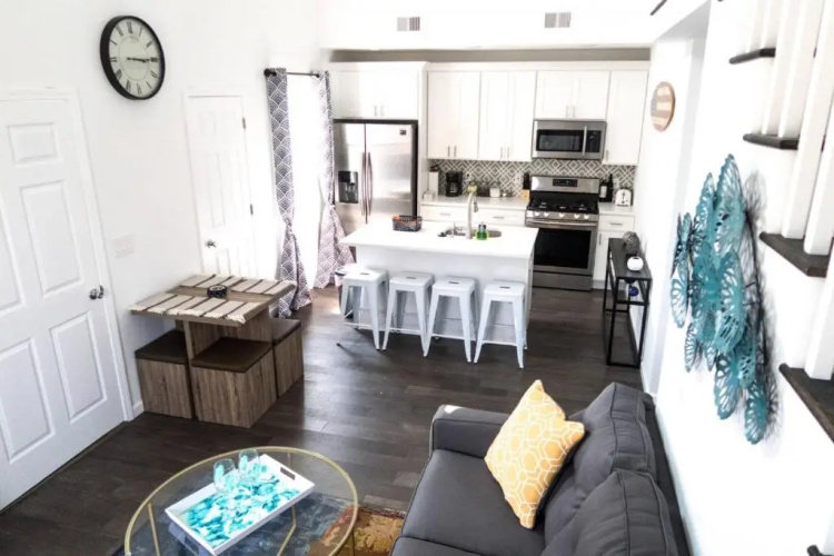 2 Blocks from Beach-Sleeps 16
