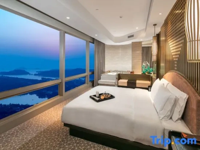 Deluxe Suite with lake view