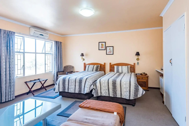 Ipe Tombe Guest Lodge