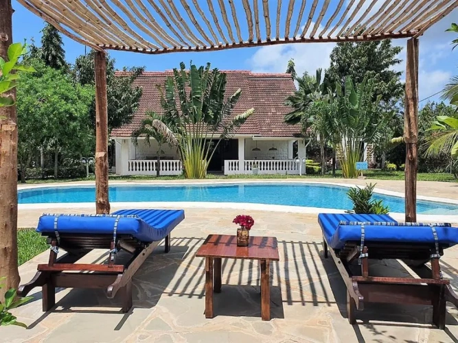 4 Bedrooms Cottage