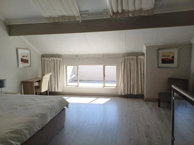 Mount Royal 09 - Large 1 bed with balcony