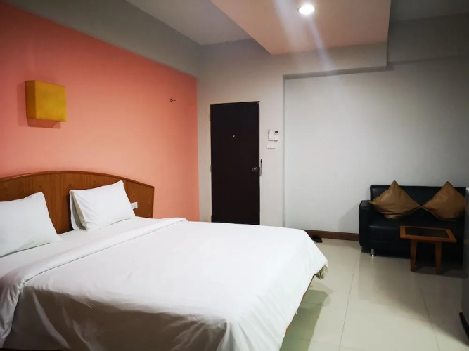 100 House Hotel