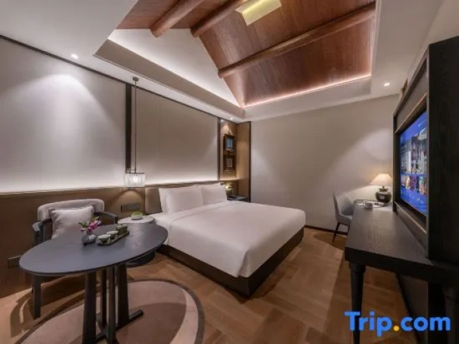 Suite with courtyard view