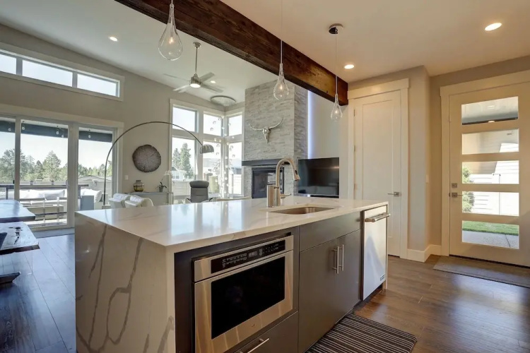 Ruby Peak   *30 Day Minimum 4 Bedroom Home by RedAwning