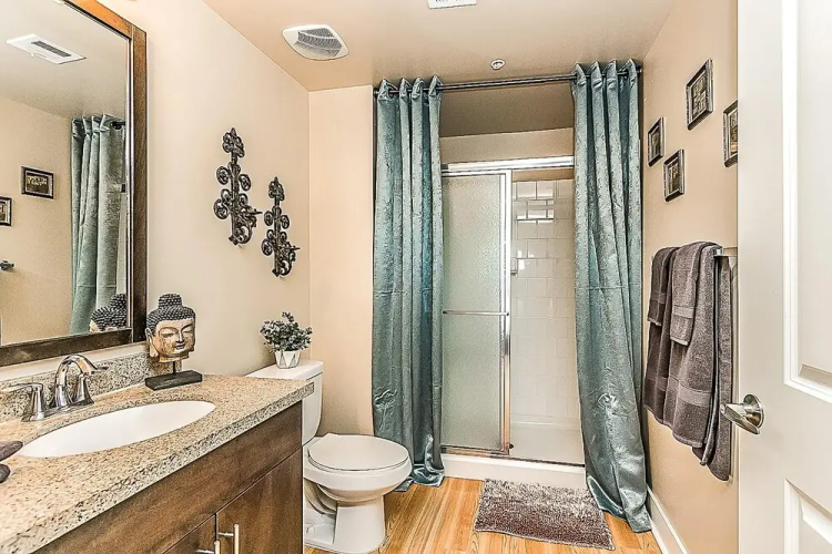 Upscale 2 BR King, Walk to Shops & Dining w/Parking (4036)