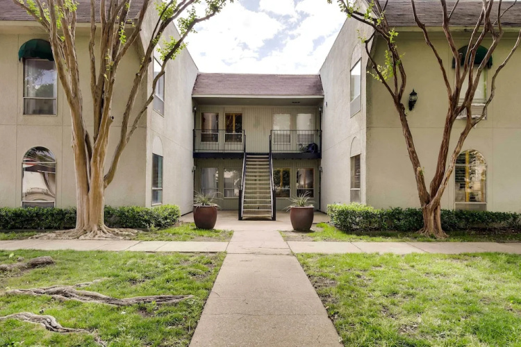 Serene Dallas Condo w/ Pool - Walkable Location!