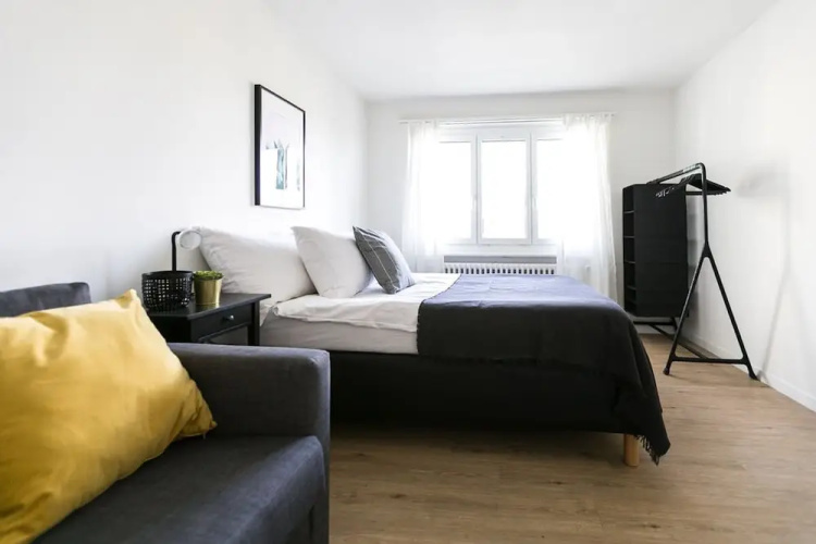 Modern Flat w Netflix Balcony top Location