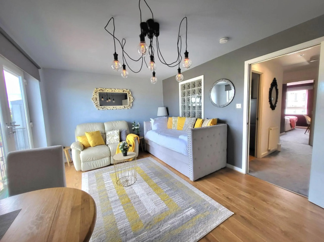 4 Separate Beds, Sleeps 6, Beautiful 2 bed Apt
