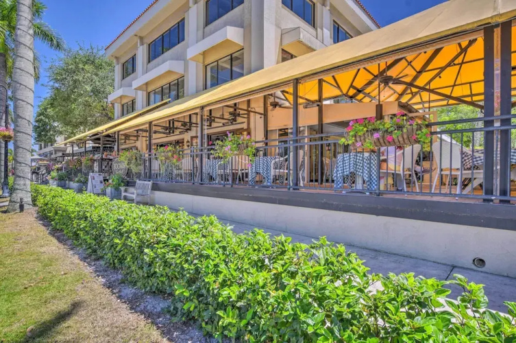Updated Dtwn Naples Condo: Across From Beach!