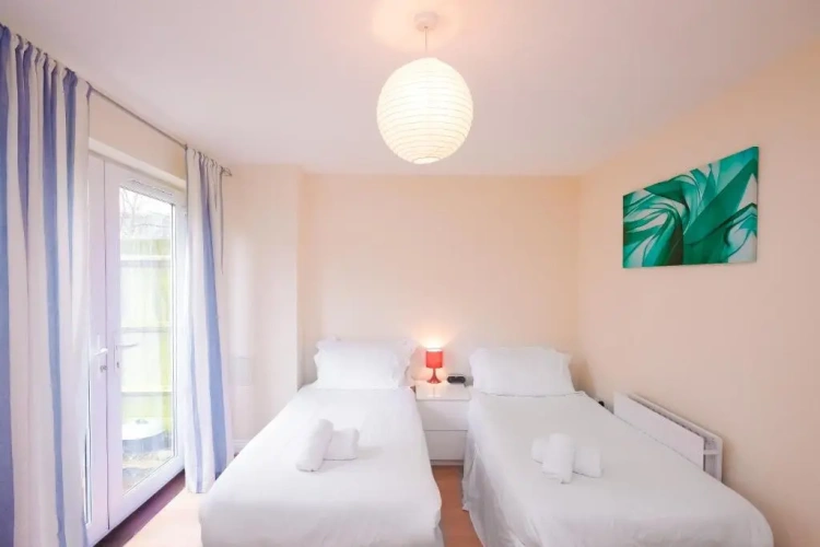 5 Bedrooms Cottage