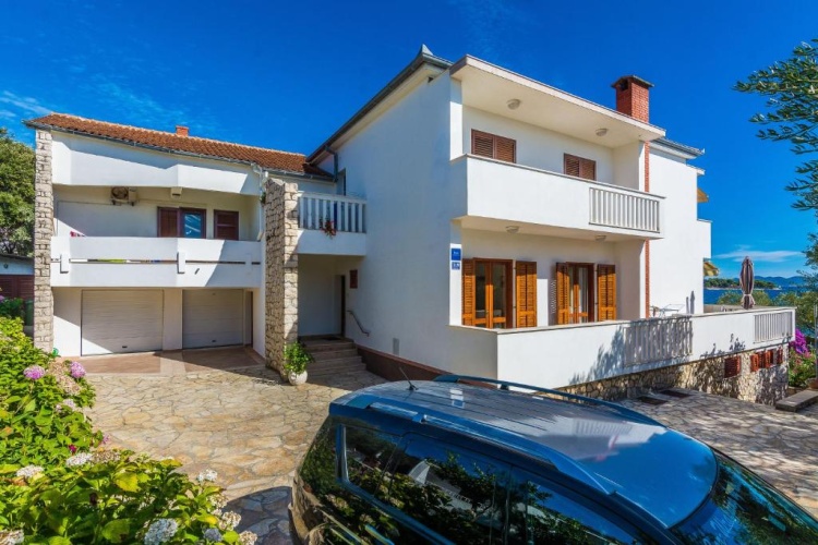 Apartment with sea view