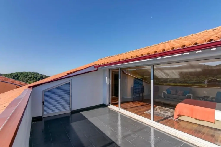 4 Bedrooms Cottage